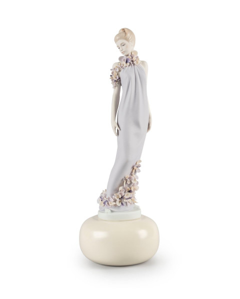 Haute Allure Sophisticated Look Woman Figurine. Limited Edition Lladró Porcelain 01009437