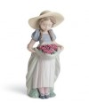 Lladro 01007229 LA NIÑA DEL PRADO (CLAVELES) Porcelana Figura Lladro