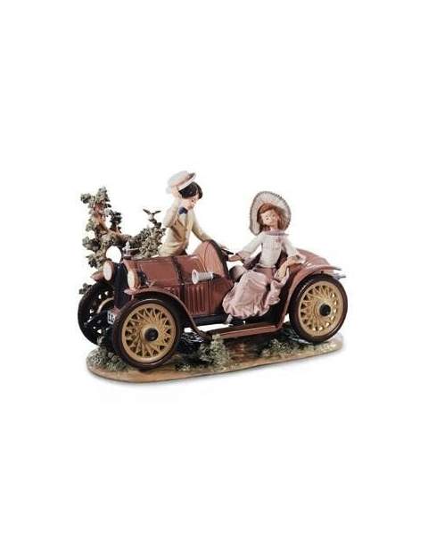 Lladro 01001393 Figurine YOUNG COUPLE WITH CAR