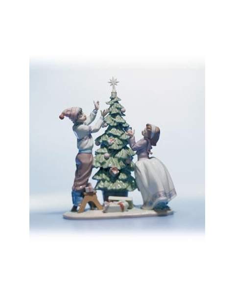 Lladro 01005897 ARREGLANDO EL ARBOL DE NAVIDAD 01005897