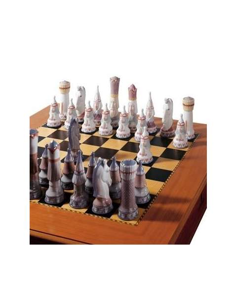 Lladro 01006333 Figurine MEDIEVAL CHESS SET