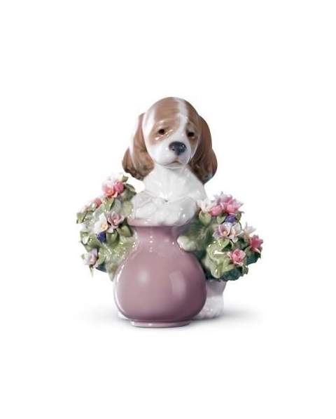 Lladro 01006574 CANE TRA I FIORI 010.06574